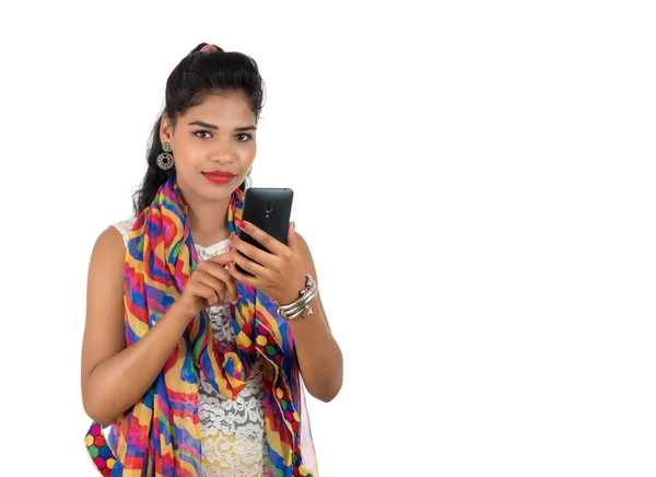 使用白色背景隔离的手机或智能手机的年轻印度女孩 — 图库照片