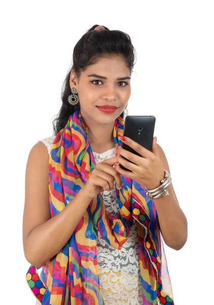 Дівчинка Індії Користується Мобільним Телефоном Або Смартфоном Ізольованим Білому Тлі — стокове фото