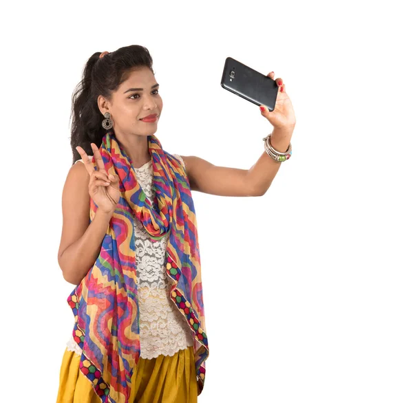 Jong Indiaas Meisje Met Behulp Van Een Mobiele Telefoon Smartphone — Stockfoto