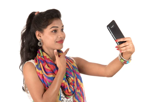 Jong Indiaas Meisje Met Behulp Van Een Mobiele Telefoon Smartphone — Stockfoto