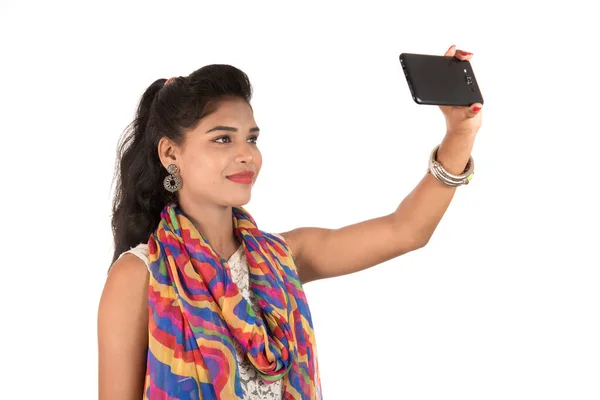 Jong Indiaas Meisje Met Behulp Van Een Mobiele Telefoon Smartphone — Stockfoto