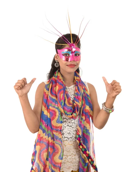 Sorridente Ragazza Allegra Indossando Maschera Carnevale Mostrando Segno Isolato Sfondo — Foto Stock