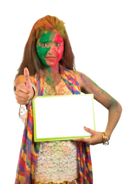 Dívka Drží Bílý Plakát Obličejem Pomalovaným Barvou Festival Colour Holi — Stock fotografie