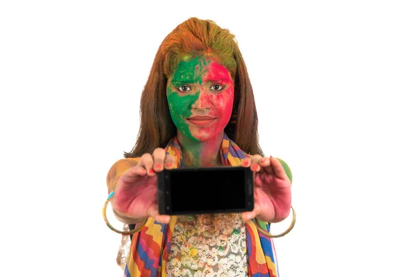 소녀가 축제에서 스마트폰 화면을 있습니다 축제와 — 스톡 사진