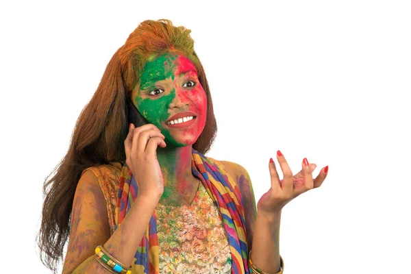 Menina Com Rosto Colorido Falando Telefone Celebrando Festival Cor Holi — Fotografia de Stock