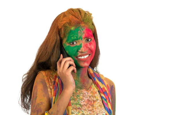 Menina Com Rosto Colorido Falando Telefone Celebrando Festival Cor Holi — Fotografia de Stock