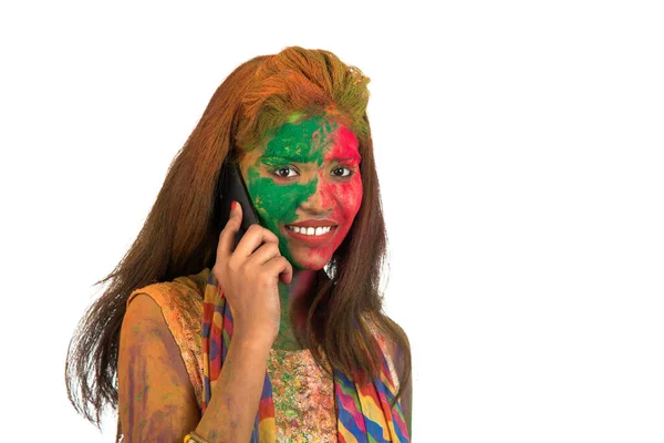 Menina Com Rosto Colorido Falando Telefone Celebrando Festival Cor Holi — Fotografia de Stock