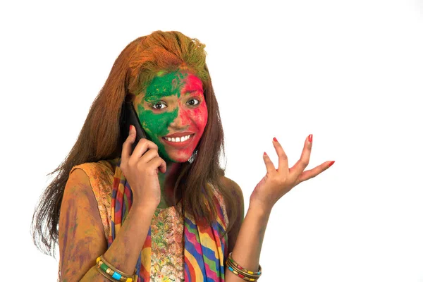 Menina Com Rosto Colorido Falando Telefone Celebrando Festival Cor Holi — Fotografia de Stock