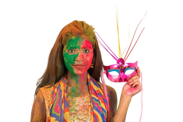 Κορίτσι Πολύχρωμο Πρόσωπο Κρατώντας Μάσκα Καρναβαλιού Και Γιορτάζει Holi — Φωτογραφία Αρχείου
