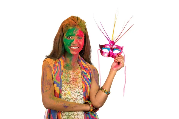 Κορίτσι Πολύχρωμο Πρόσωπο Κρατώντας Μάσκα Καρναβαλιού Και Γιορτάζει Holi — Φωτογραφία Αρχείου