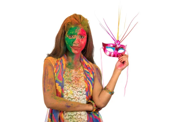 Dívka Barevným Obličejem Drží Karnevalovou Masku Slaví Holi — Stock fotografie