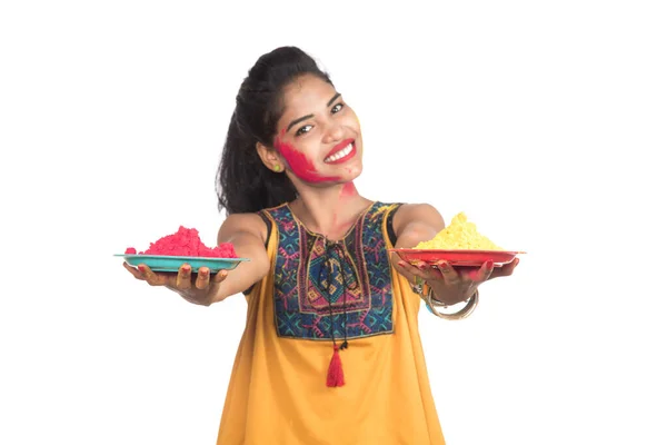 Holi Festivali Vesilesiyle Tabağında Pudra Renginde Güzel Bir Kız — Stok fotoğraf