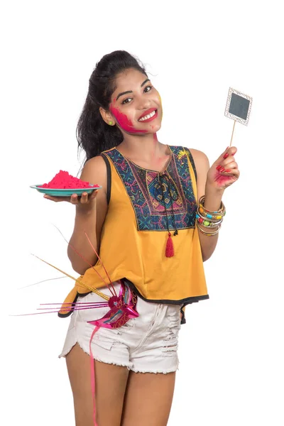 Hermosa Joven Sosteniendo Color Polvo Plato Con Una Máscara Carnaval — Foto de Stock