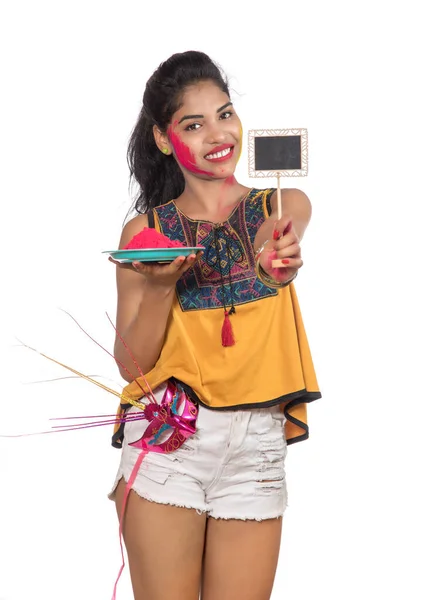 Hermosa Joven Sosteniendo Color Polvo Plato Con Una Máscara Carnaval — Foto de Stock