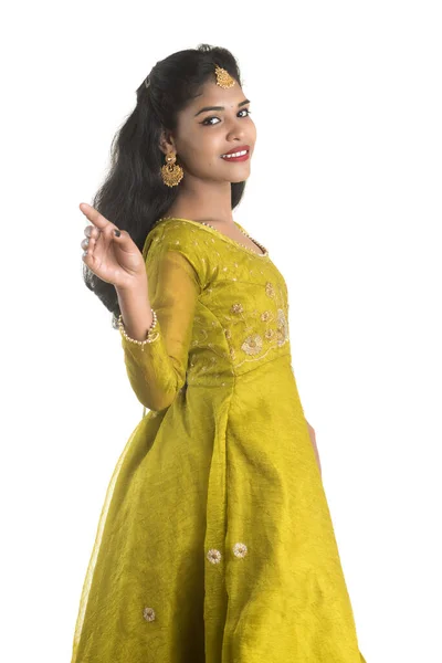 Portret Van Prachtige Traditionele Indiase Meisje Poseren Witte Achtergrond — Stockfoto