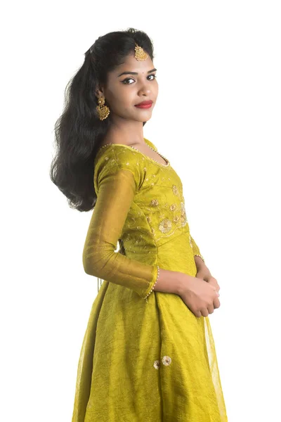 Portré Gyönyörű Hagyományos Indiai Lány Pózol Fehér Háttér — Stock Fotó