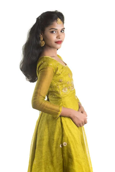 Portret Pięknej Tradycyjnej Indyjskiej Dziewczyny Pozowanie Białym Tle — Zdjęcie stockowe