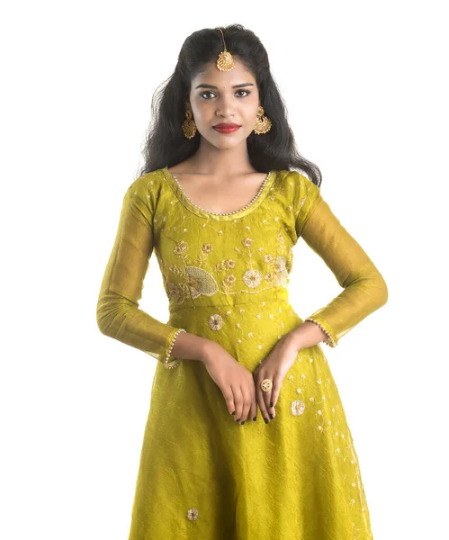 Porträt Der Schönen Traditionellen Indischen Mädchen Posiert Auf Weißem Hintergrund — Stockfoto