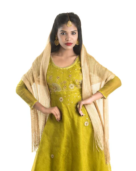 Portrét Krásné Tradiční Indické Dívky Pózující Bílém Pozadí — Stock fotografie