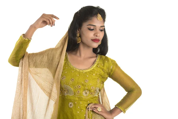 Portret Van Prachtige Traditionele Indiase Meisje Poseren Witte Achtergrond — Stockfoto