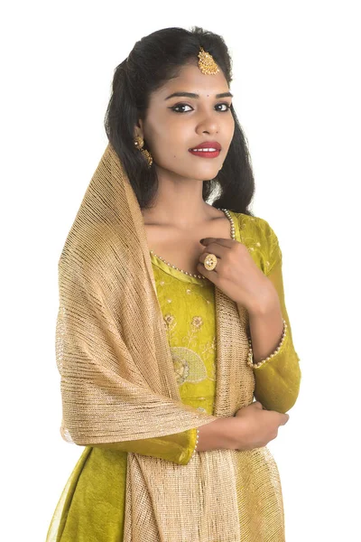 Portrait Belle Fille Indienne Traditionnelle Posant Sur Fond Blanc — Photo