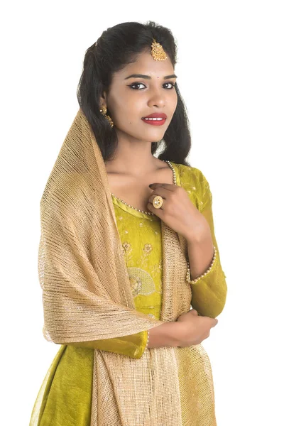 Portrét Krásné Tradiční Indické Dívky Pózující Bílém Pozadí — Stock fotografie