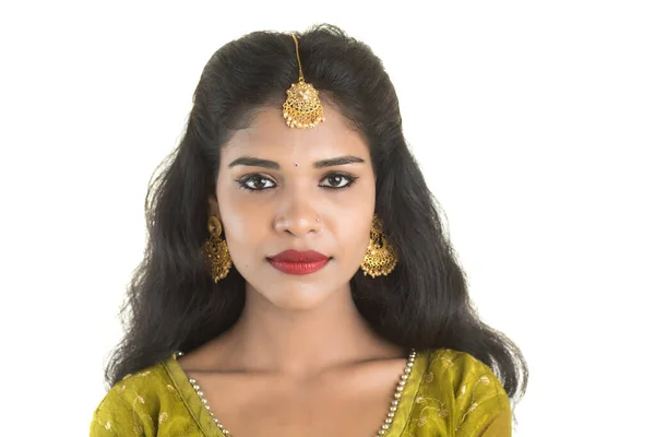 Portrait Belle Fille Indienne Traditionnelle Posant Sur Fond Blanc — Photo