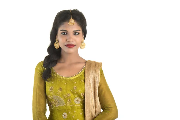 Portret Pięknej Tradycyjnej Indyjskiej Dziewczyny Pozowanie Białym Tle — Zdjęcie stockowe