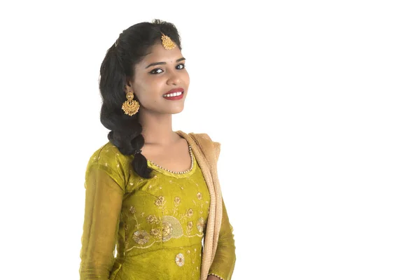 Πορτρέτο Της Όμορφης Παραδοσιακής Ινδικής Κορίτσι Ποζάρουν Λευκό Φόντο — Φωτογραφία Αρχείου