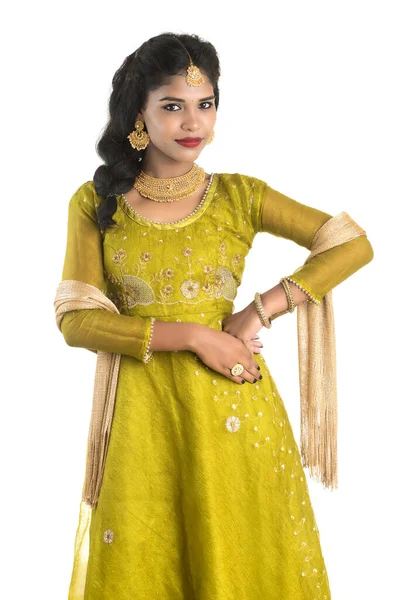 美しい伝統的なインドの少女の肖像画白い背景にポーズ — ストック写真