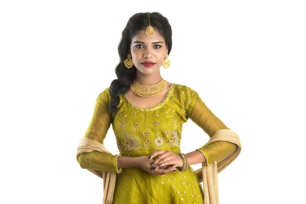 白色背景的美丽传统印度女孩的肖像 — 图库照片