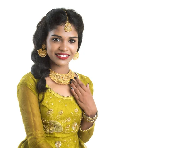 Portrait Belle Fille Indienne Traditionnelle Posant Sur Fond Blanc — Photo