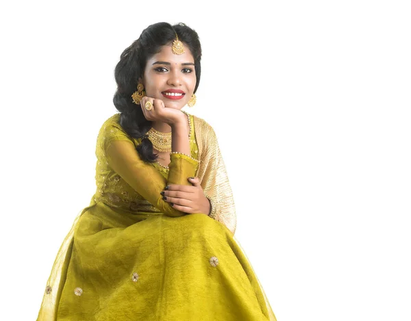 Porträtt Vackra Traditionella Indiska Flicka Poserar Vit Bakgrund — Stockfoto