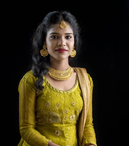 Πορτρέτο Του Όμορφη Παραδοσιακή Ινδική Κορίτσι Ποζάρουν Μαύρο Φόντο — Φωτογραφία Αρχείου