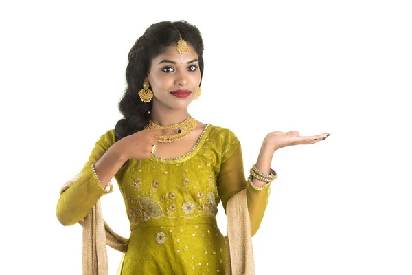 Portret Wesołej Indyjskiej Tradycyjnej Młodej Kobiety Prezentującej Coś Pokazującej Przestrzeń — Zdjęcie stockowe