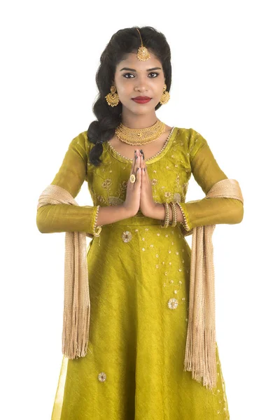 Gyönyörű Indiai Lány Üdvözlő Kifejezés Meghívó Üdvözlő Namaste — Stock Fotó