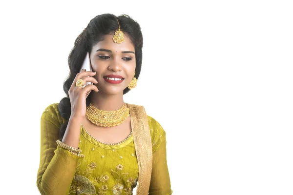 Menina Tradicional Indiana Jovem Usando Telefone Celular Smartphone Isolado Fundo — Fotografia de Stock