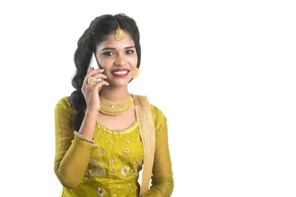 Joven Chica Tradicional India Usando Teléfono Móvil Teléfono Inteligente Aislado —  Fotos de Stock