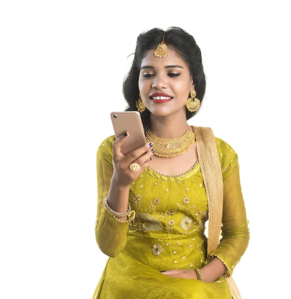 Ung Indisk Traditionell Flicka Med Hjälp Mobiltelefon Eller Smartphone Isolerad — Stockfoto