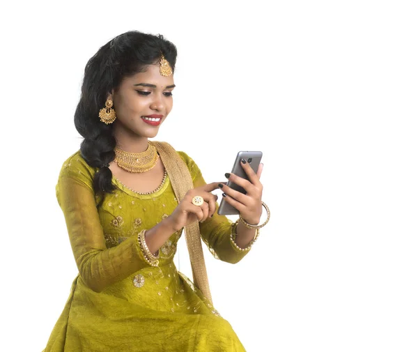 Ung Indisk Traditionell Flicka Med Hjälp Mobiltelefon Eller Smartphone Isolerad — Stockfoto