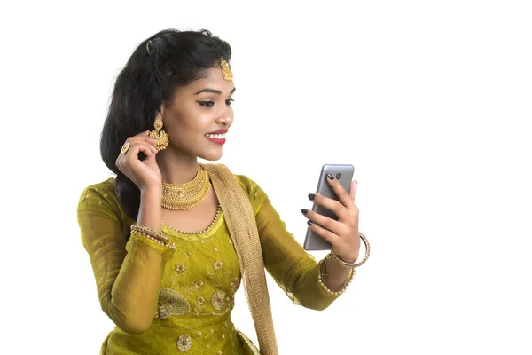 Menina Tradicional Indiana Jovem Usando Telefone Celular Smartphone Isolado Fundo — Fotografia de Stock