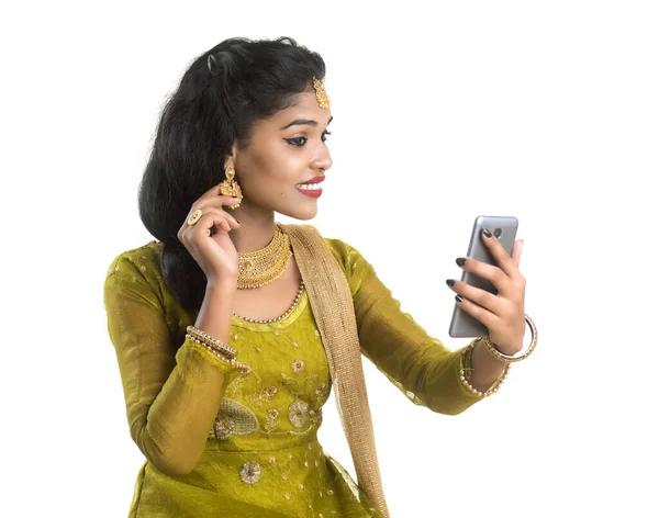 Joven Chica Tradicional India Usando Teléfono Móvil Teléfono Inteligente Aislado —  Fotos de Stock