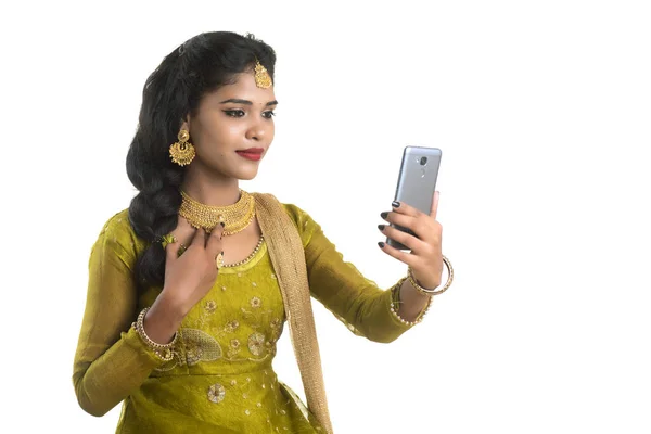 Joven Chica Tradicional India Usando Teléfono Móvil Teléfono Inteligente Aislado — Foto de Stock