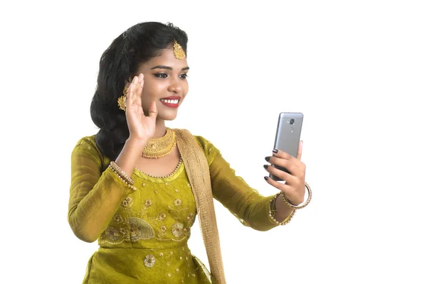 Mladý Indický Tradiční Dívka Pomocí Mobilního Telefonu Nebo Smartphone Izolované — Stock fotografie
