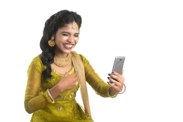 Ung Indisk Traditionell Flicka Med Hjälp Mobiltelefon Eller Smartphone Isolerad — Stockfoto