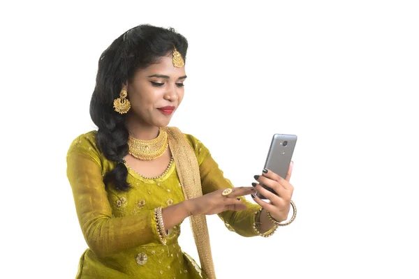 Ung Indisk Traditionell Flicka Med Hjälp Mobiltelefon Eller Smartphone Isolerad — Stockfoto