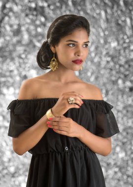 Güzel bir genç kızın portresi. Doku arka planında güzel bir Hint modelinin yakın plan yüzü.