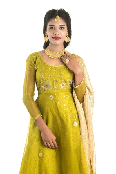 Mooie Indiase Traditionele Meisje Poseren Witte Achtergrond — Stockfoto
