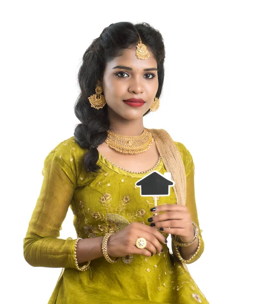 Szczęśliwy Indyjski Tradycyjne Młoda Kobieta Trzyma Mały Dom Deska Wycinanka — Zdjęcie stockowe