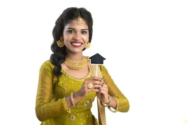 Счастливая Индийская Традиционная Молодая Женщина Держит Руках Маленькую Доску Вырезов — стоковое фото